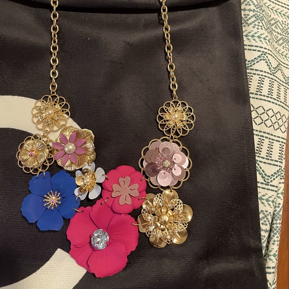 Stunning gold plated floral necklace - Picture 1 of 2